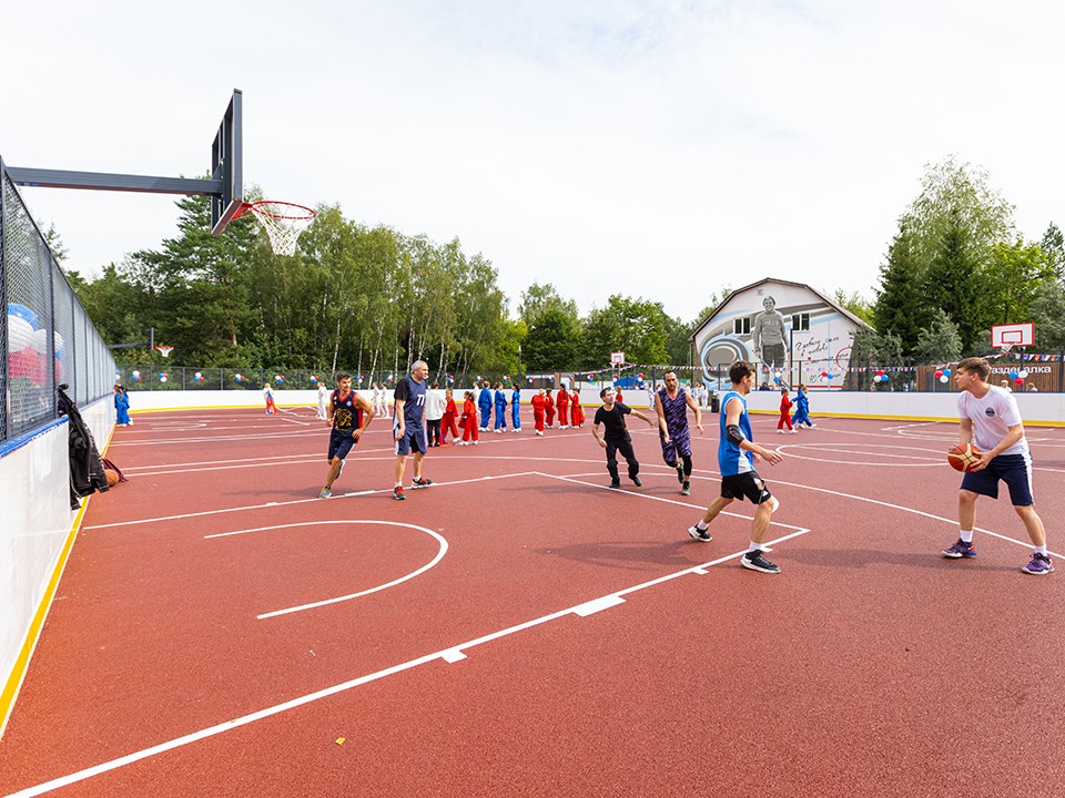 Обновленную спортплощадку возле центра «Галактика» в Звездном городке осваивают жители