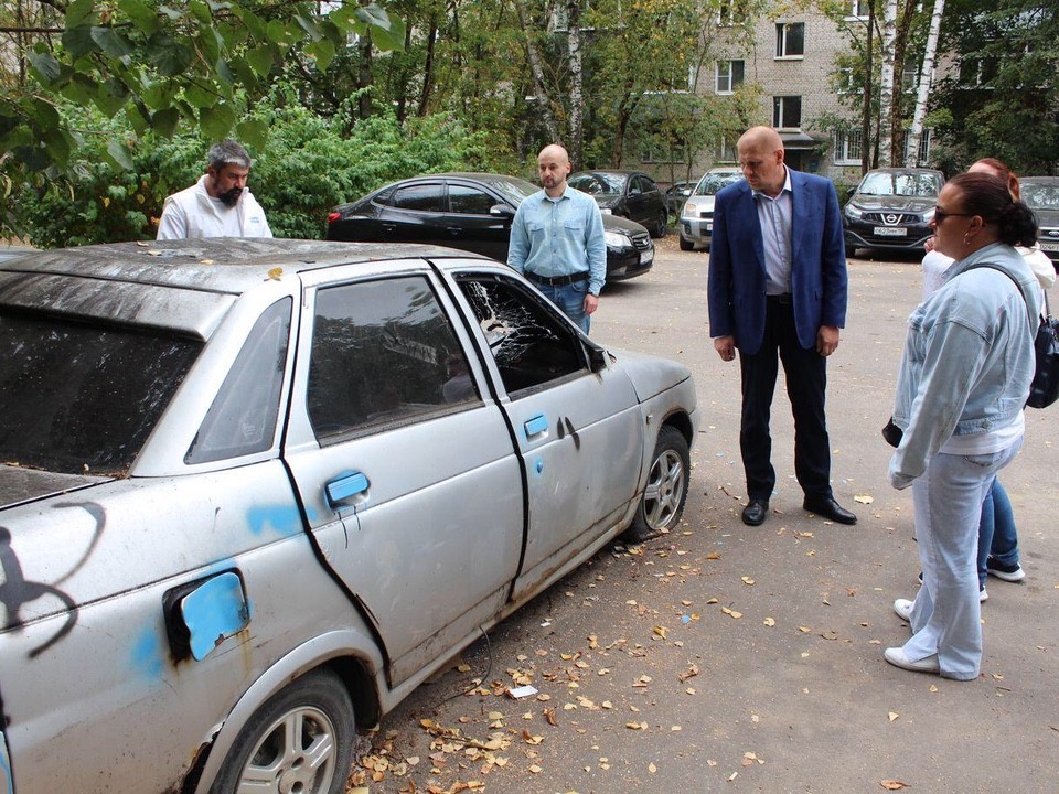 Что делать с автохламом на Полевой, разбираются в прокуратуре