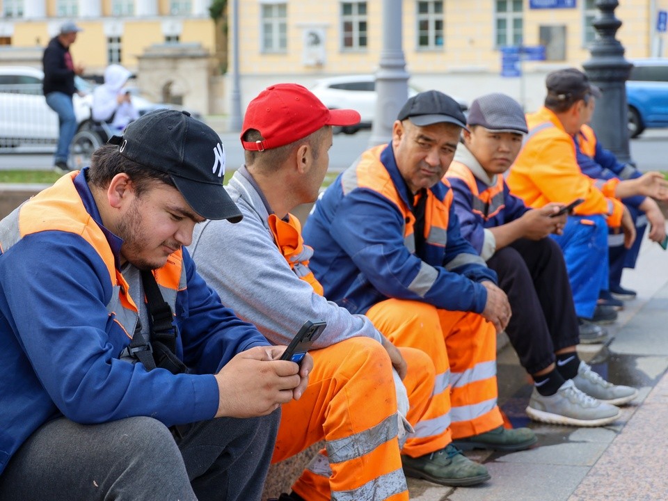 В Подмосковье мигрантам могут запретить работать в сфере питания и образования