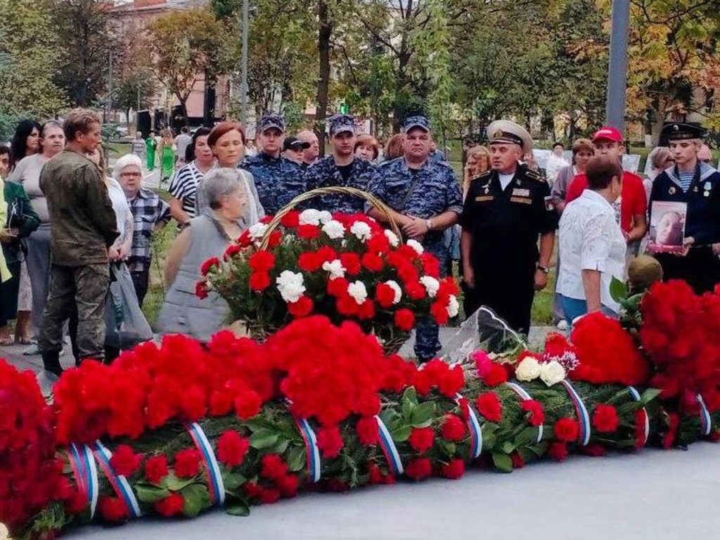 Росгвардейцы почтили память героев СВО у памятника в Ступине