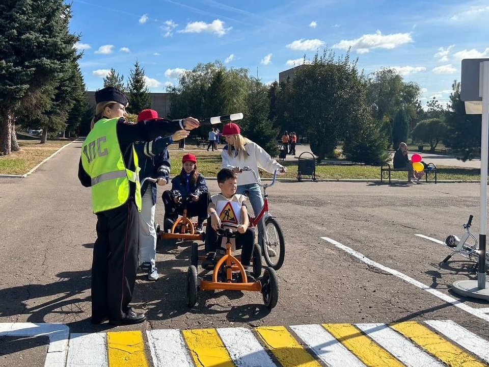 Юные инспекторы дорожного движения Чехова закрыли сезон на автогородке