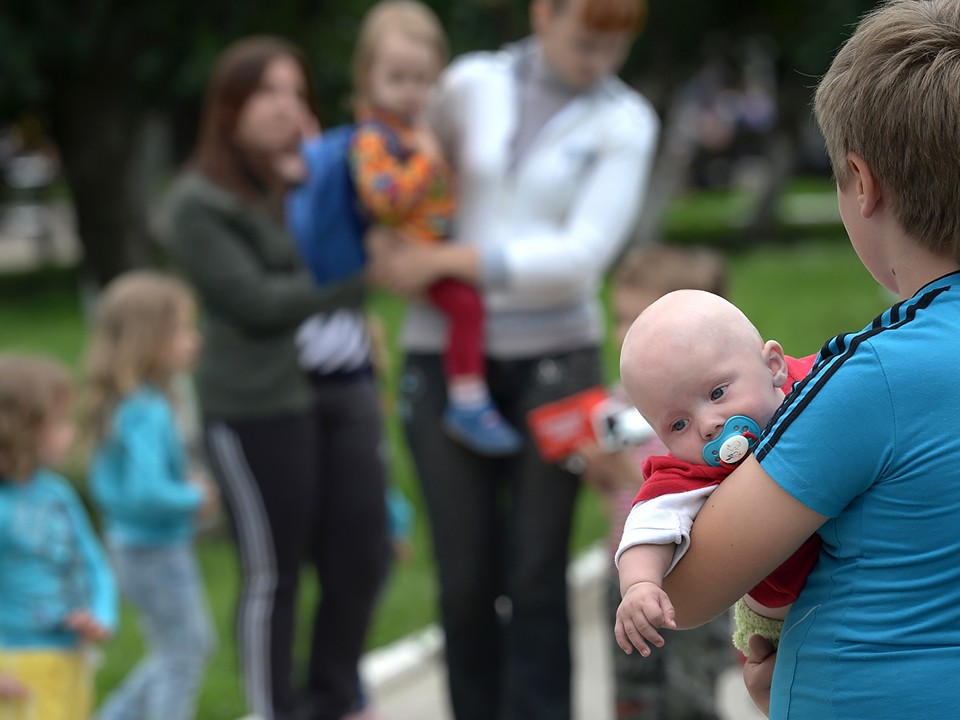 Семья с 26 детьми перебралась из приграничья в Московскую область