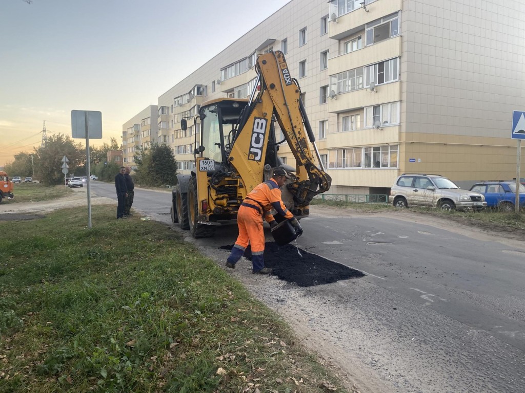 Ямочный ремонт центральной дороги завершили в поселке Сергиевский под Коломной