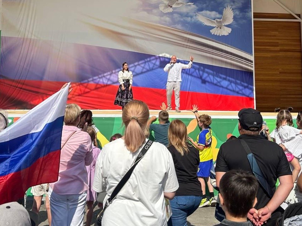 В Центральном парке Долгопрудного выступила певица Татьяна Куртукова