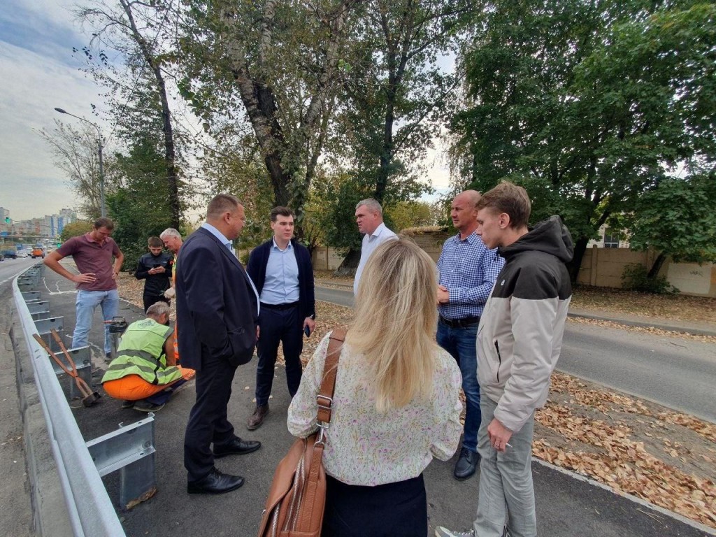 Жители Томилина проверили качество нового тротуара вдоль Егорьевского шоссе