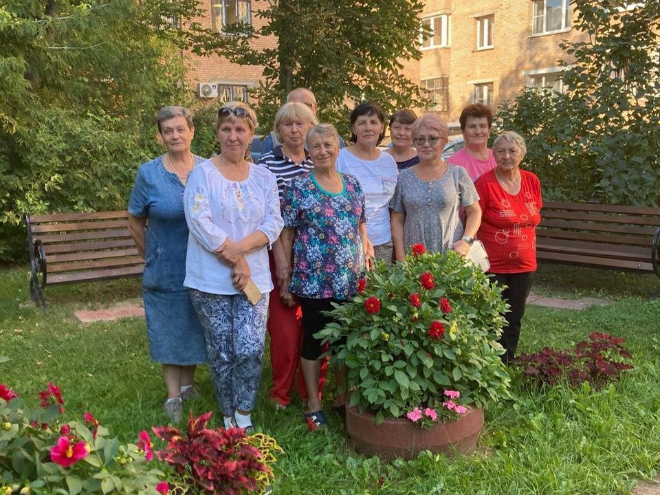 Дружные соседи тепло проводили лето, устроив чаепитие во дворе