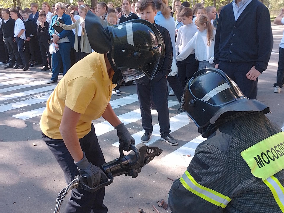 Коломенские школьники научились пользоваться спасательными средствами