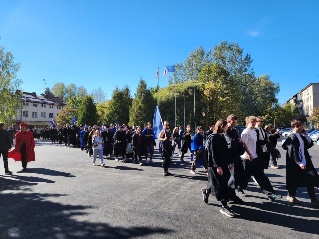 Полтысячи студентов из Дубны пели песни и подбрасывали конфедератки во время праздничного шествия