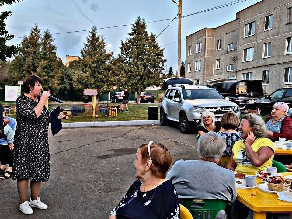 Рецептами заваривания чая сельчане Успенского поделились прямо во дворе