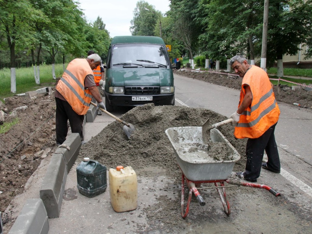 Новые бордюры установили вдоль проезжей части на улице Коминтерна в Пушкино