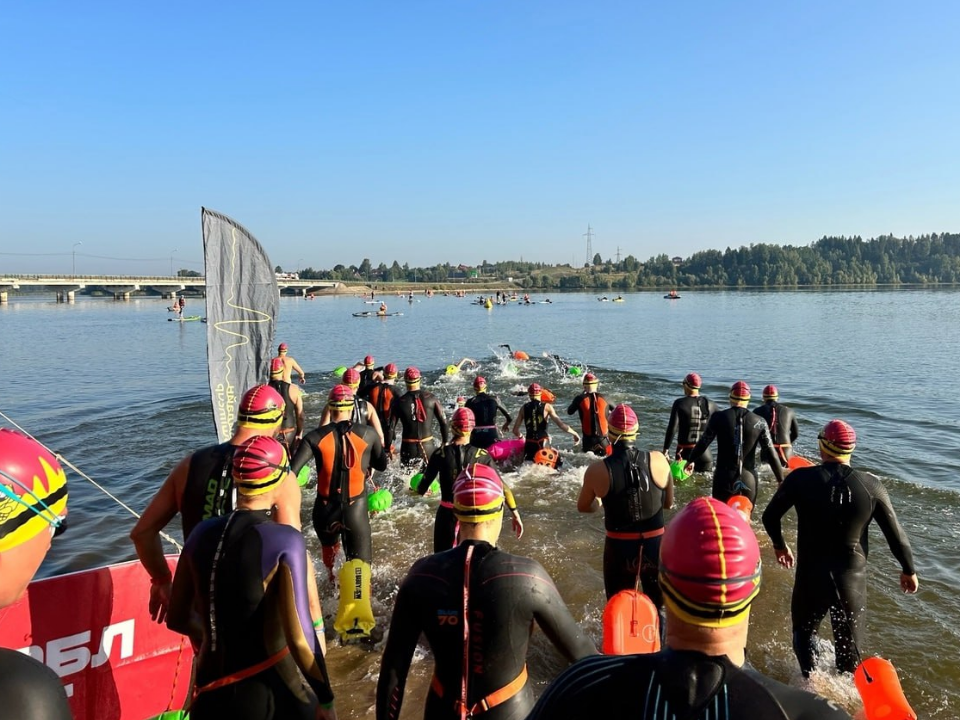 Более 600 спортсменов закрыли плавательный сезон на водохранилище в Рузе