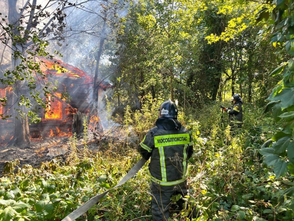 Спасатели потушили пожар в заброшенном доме под Можайском