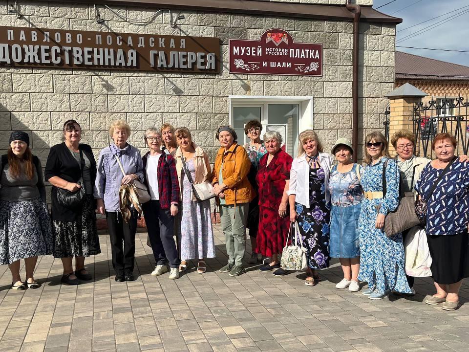 Платки, купцы и молитвы: королевские долголеты побывали в городе Павловский Посад