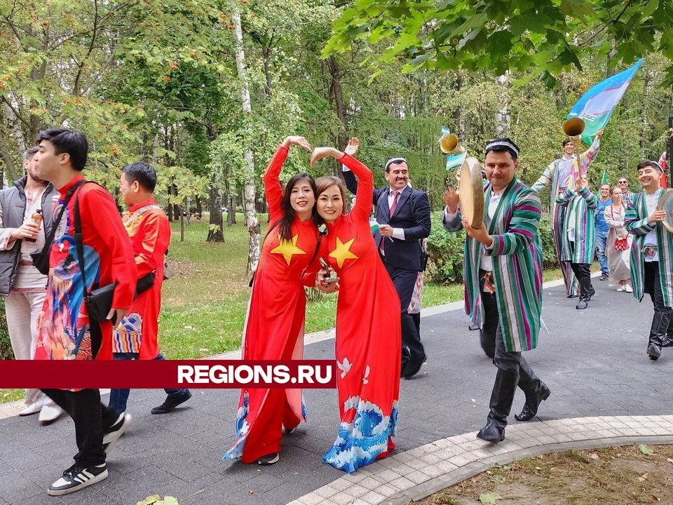 Герои сказок народов мира прошли в одной колонне по Мытищам