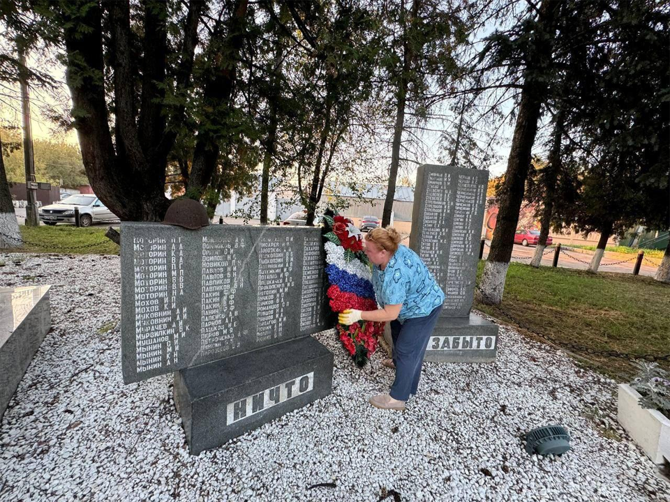 Волонтеры Лосино-Петровского убрались у городского мемориала памяти