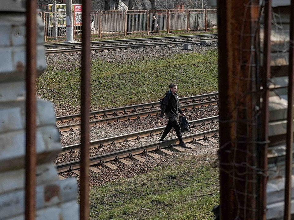 На станциях Люберец ликвидировали несанкционированные тропы через железную дорогу