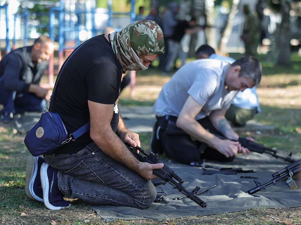 Добровольцы в Центре отбора кандидатов в Балашихе проходят 30-часовую подготовку