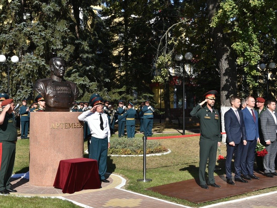 Бюст генерал-полковника Павла Артемьева открыли в Балашихе