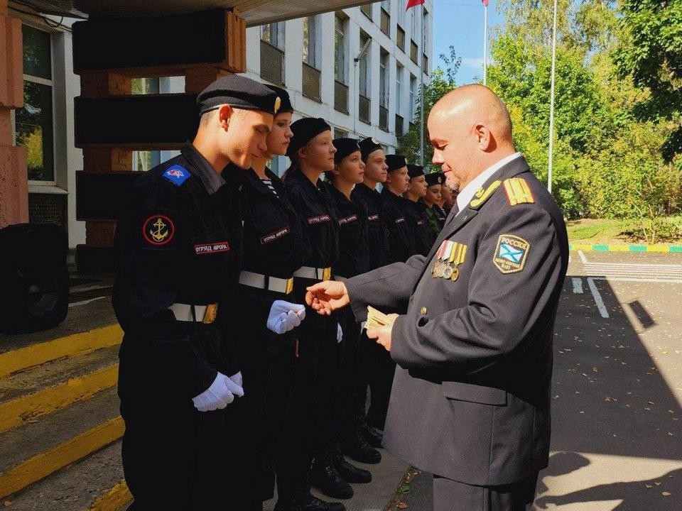 Морские пехотинцы открыли в Мытищах памятную доску в честь сослуживца Александра Кравеца