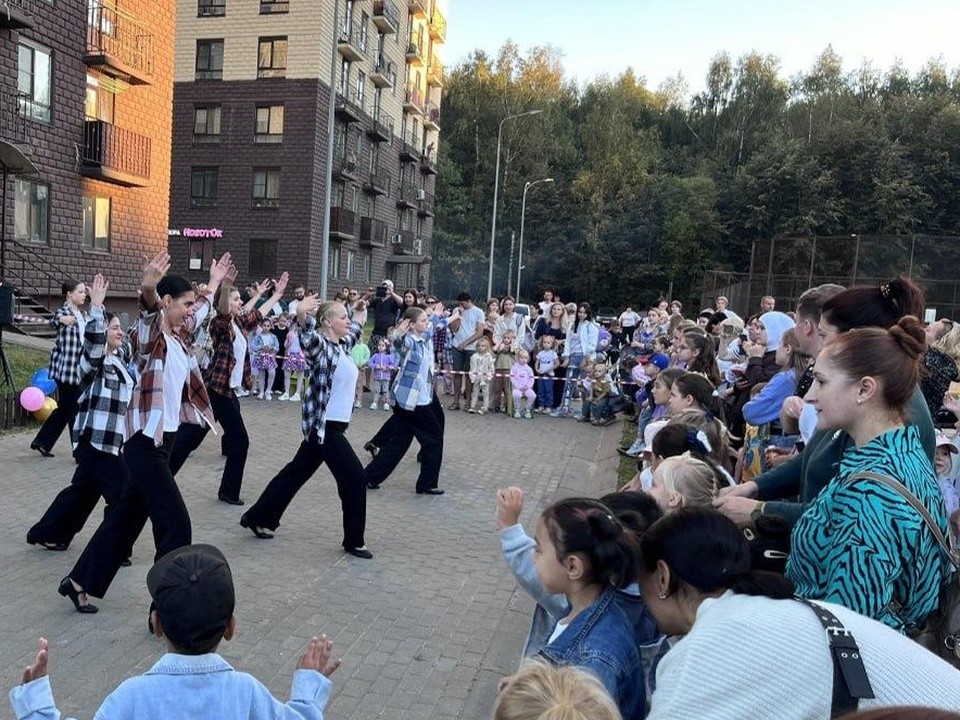 Концерты и мастер-классы для детей устроили в парках Лобни перед Днем города