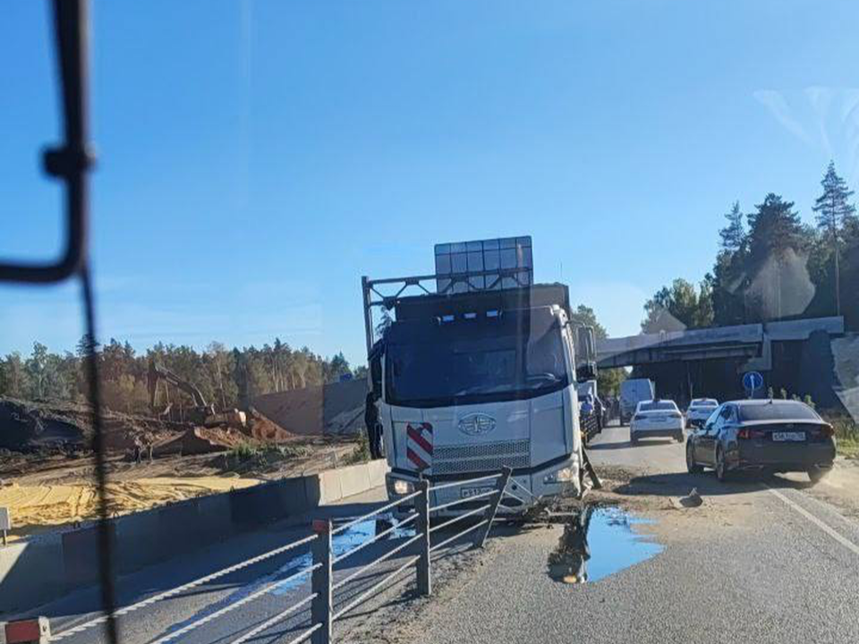 Грузовик протаранил тросовое ограждение на Лыткаринском шоссе