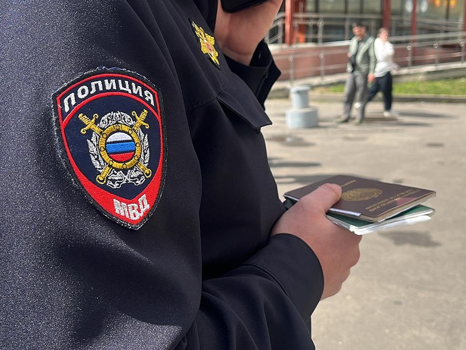 Трех сотрудников московских миграционных центров подозревают в мошенничестве