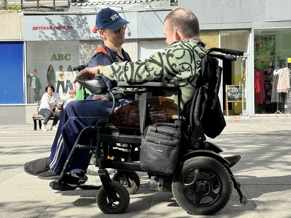 Спасатели в Ногинске два месяца подряд носили инвалида с 6 этажа на врачебные процедуры