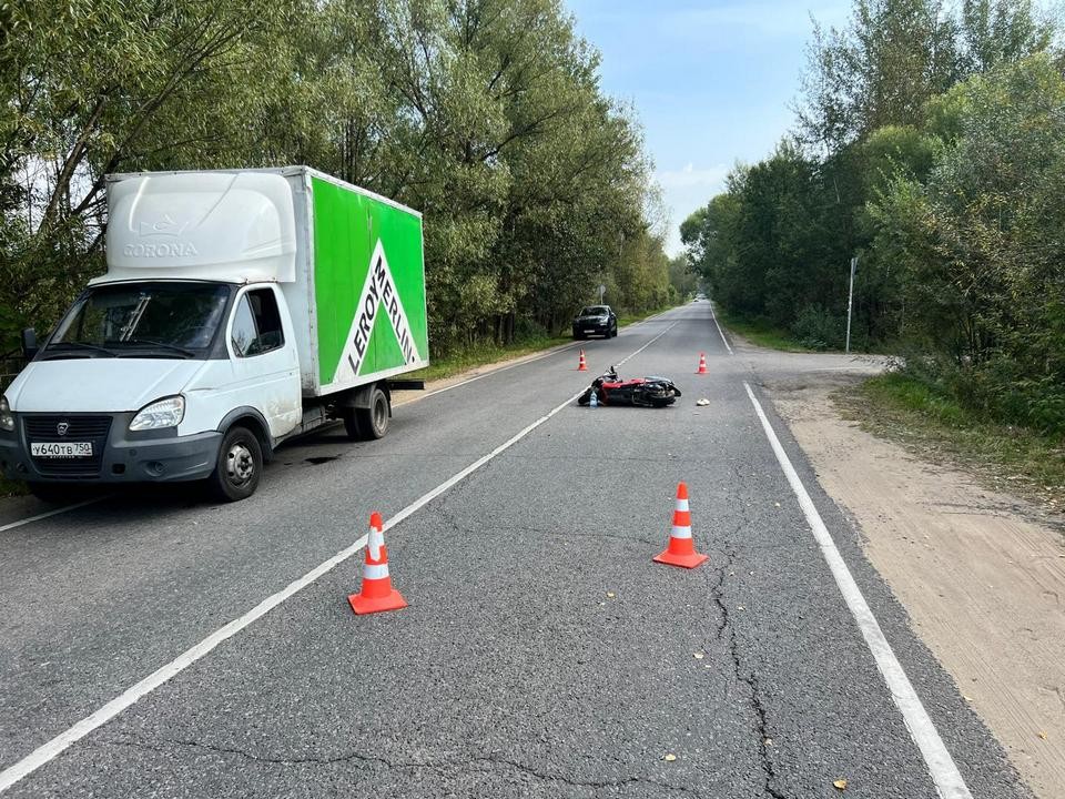 Подросток на мопеде попал под колеса грузовика и погиб