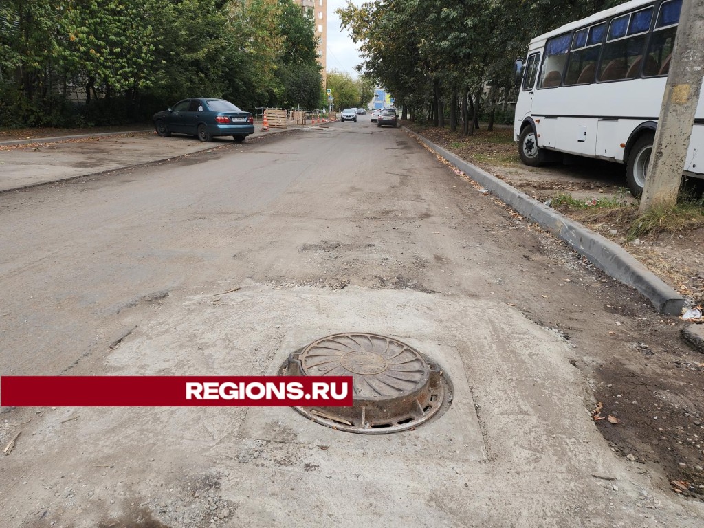 На улице Фирсова уложат асфальт и благоустроят парковку