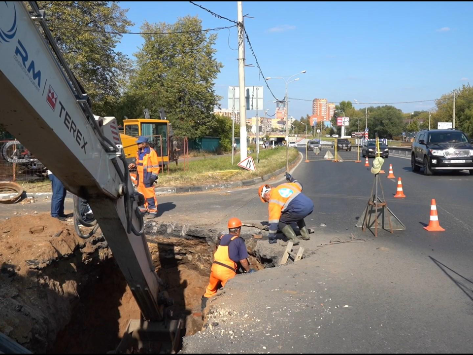 Перекрыть проезжую часть пришлось Щелковскому водоканалу, чтобы восстановить коллектор