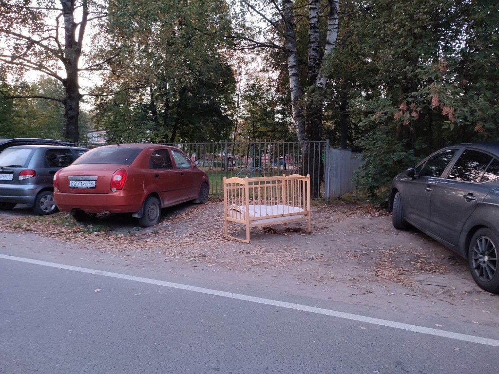 В Дубне водитель занял место на парковке с помощью детской кроватки