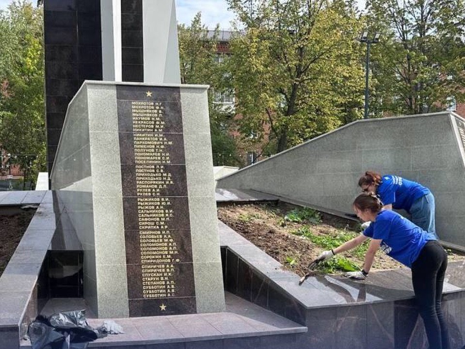 Волонтеры привели в порядок стелу Победы