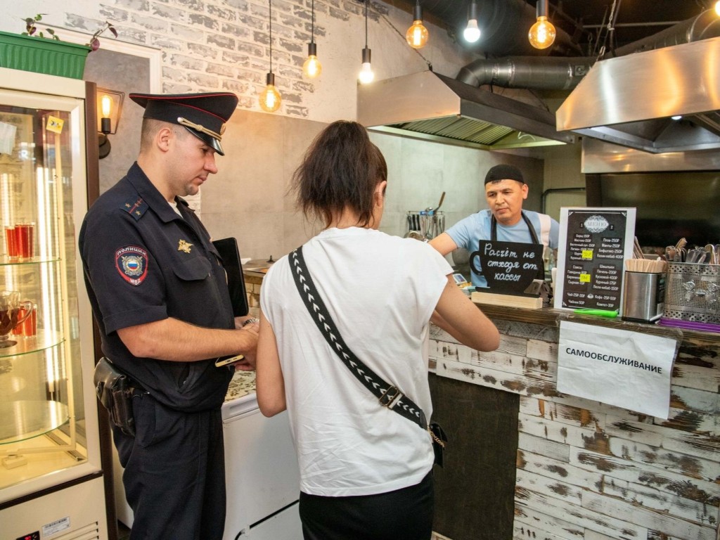 Пять мигрантов доставили в полицию после проверки рынка в Шаховской