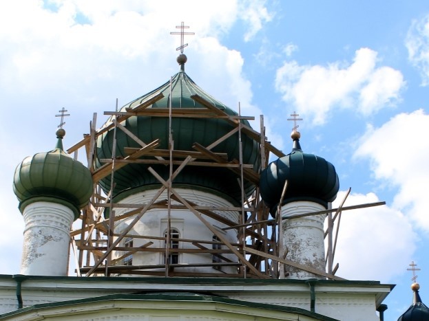 Мужчина упал с крыши церкви в Москве