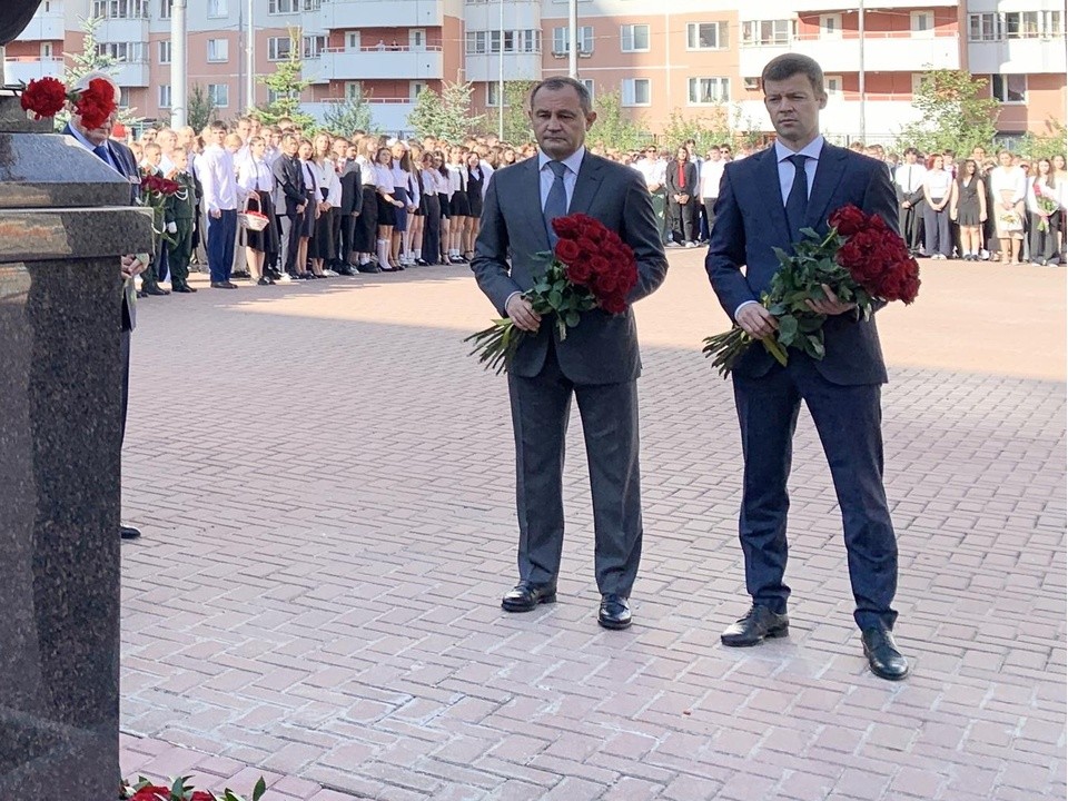 Председатель Мособлдумы и глава Балашихи возложили цветы к новому памятнику Герою России