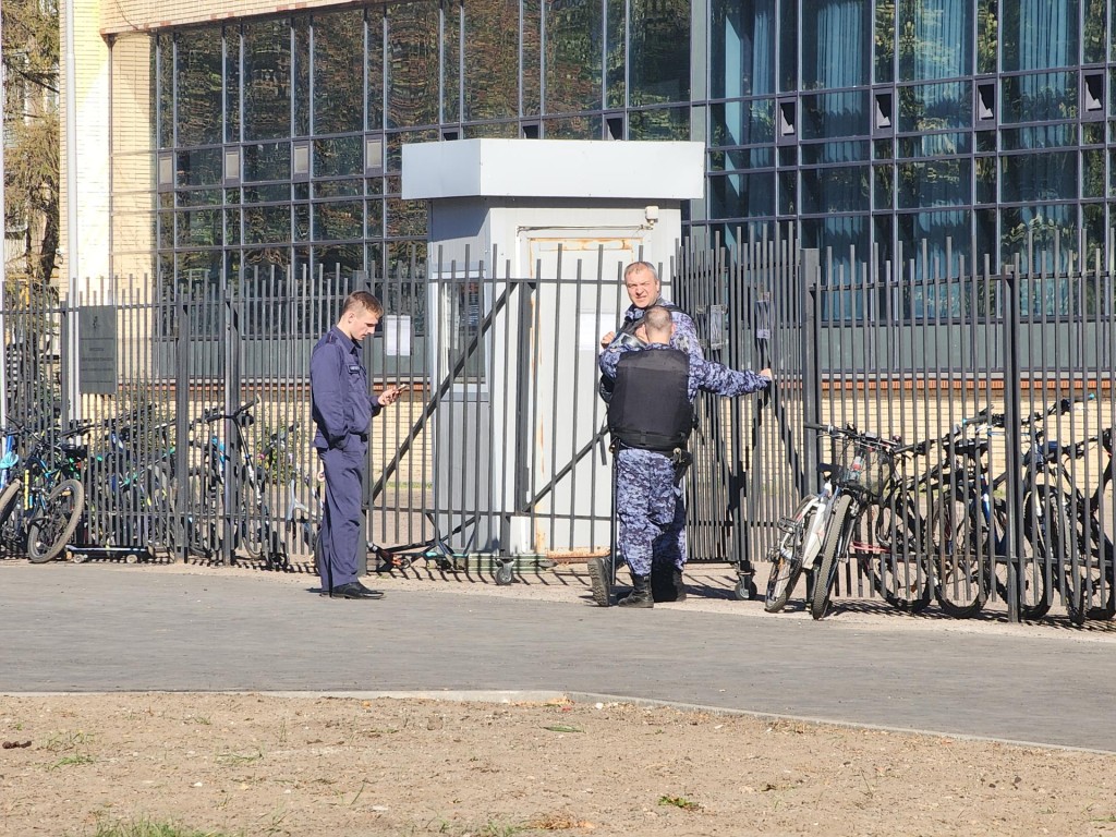 Опасных предметов не обнаружено: итоги дня после сообщения о бомбе в черноголовской школе