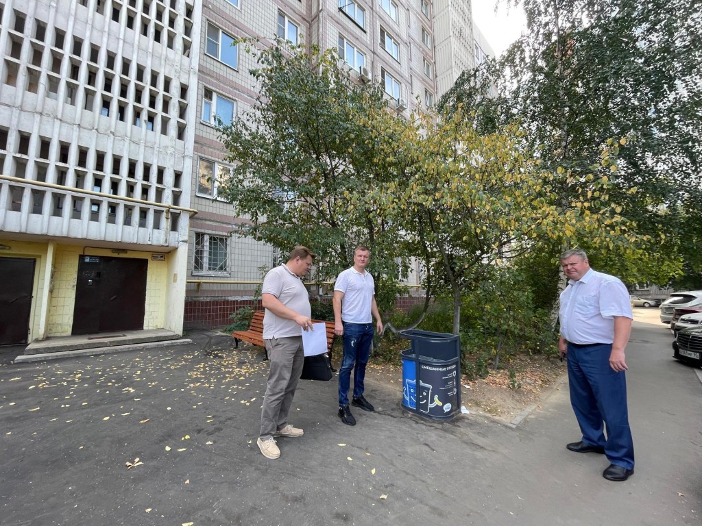 Жители поселка Томилино рассказали, как выбирали лавочки и урны для своего двора