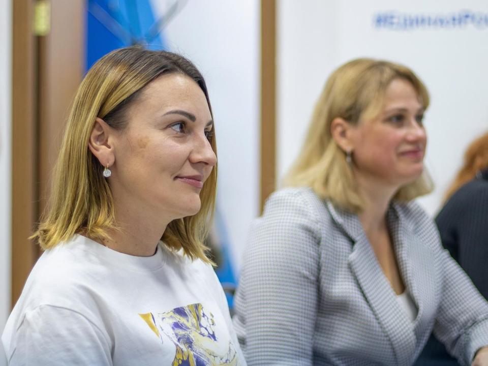 Яркими эмоциями и хорошим настроением заряжают дзержинских женщин на занятиях с психологом