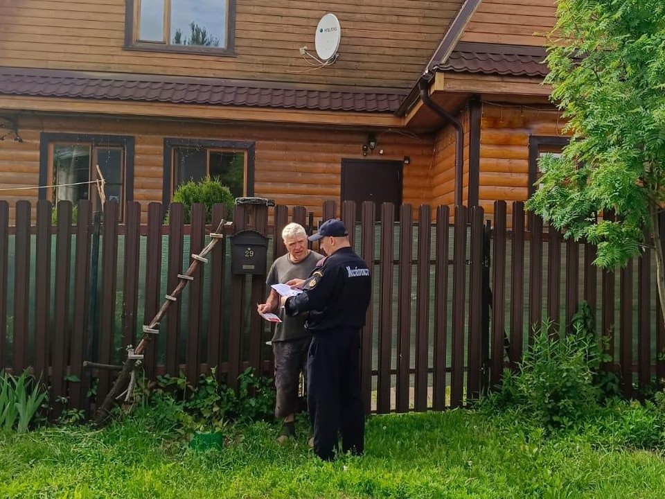 Пожарные посоветовали павловопосадцам избавиться от сухой травы, чтобы избежать пожаров