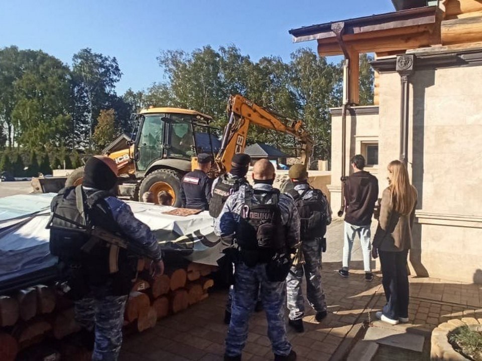 Порядок восстановили на берегу Пяловского водохранилища после сноса незаконной постройки