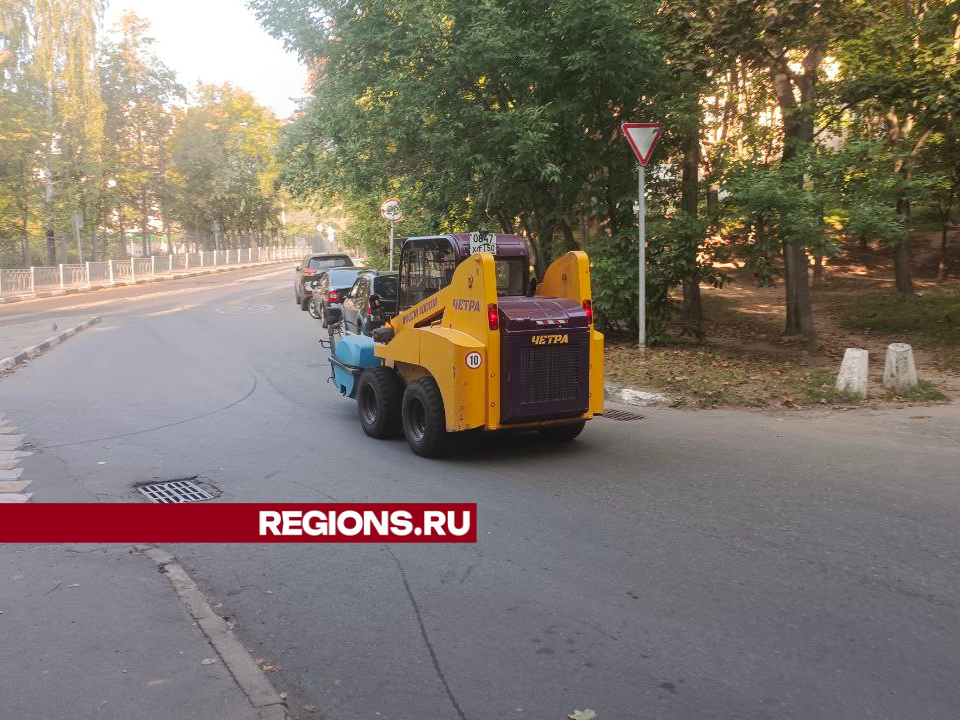 Коммунальные службы Дзержинского каждое утро начинают с полива дорог