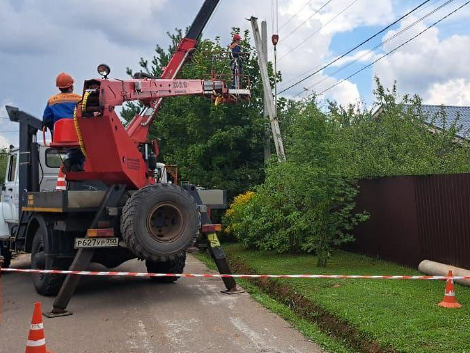 Энергетики обновят провода и укоротят ветки под объектами в Чехове