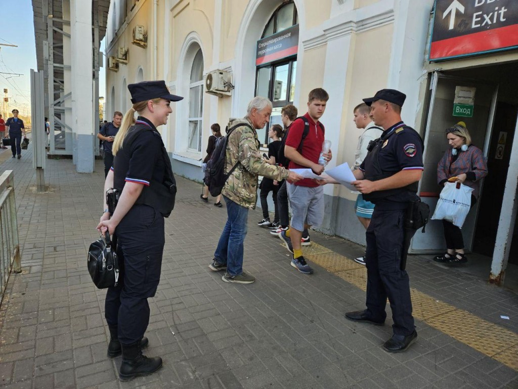 Полиция дежурит на железнодорожной станции Голутвин в Коломне