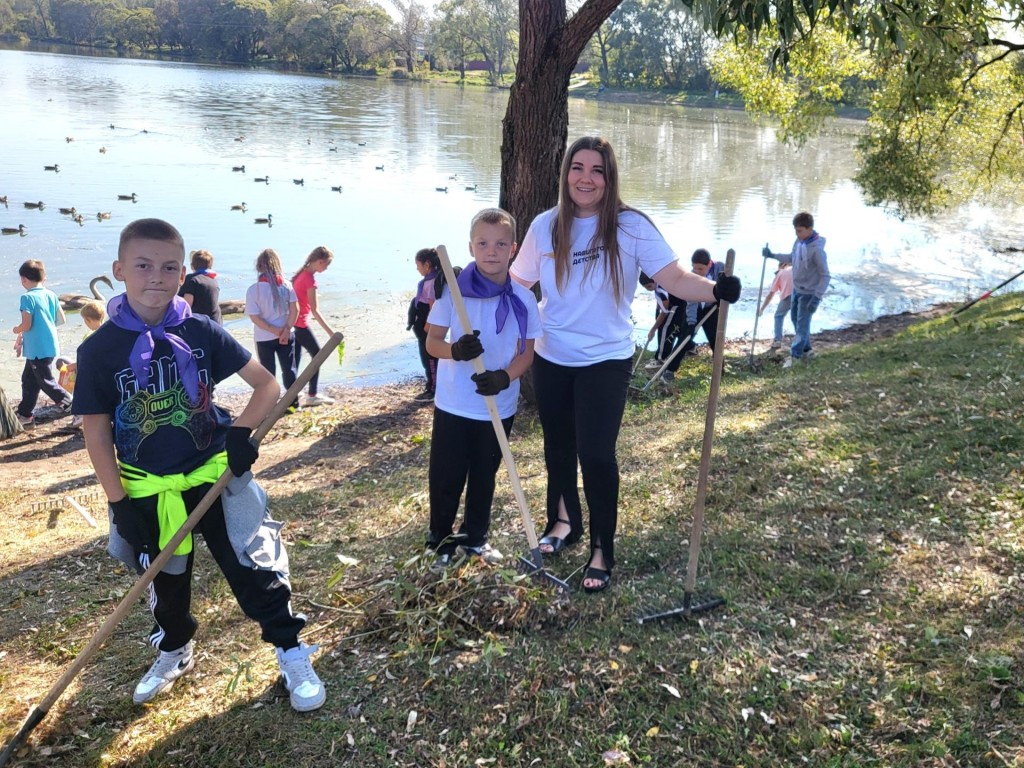 Школьники из Орудьево убрали опавшую листву и мусор на местном водохранилище