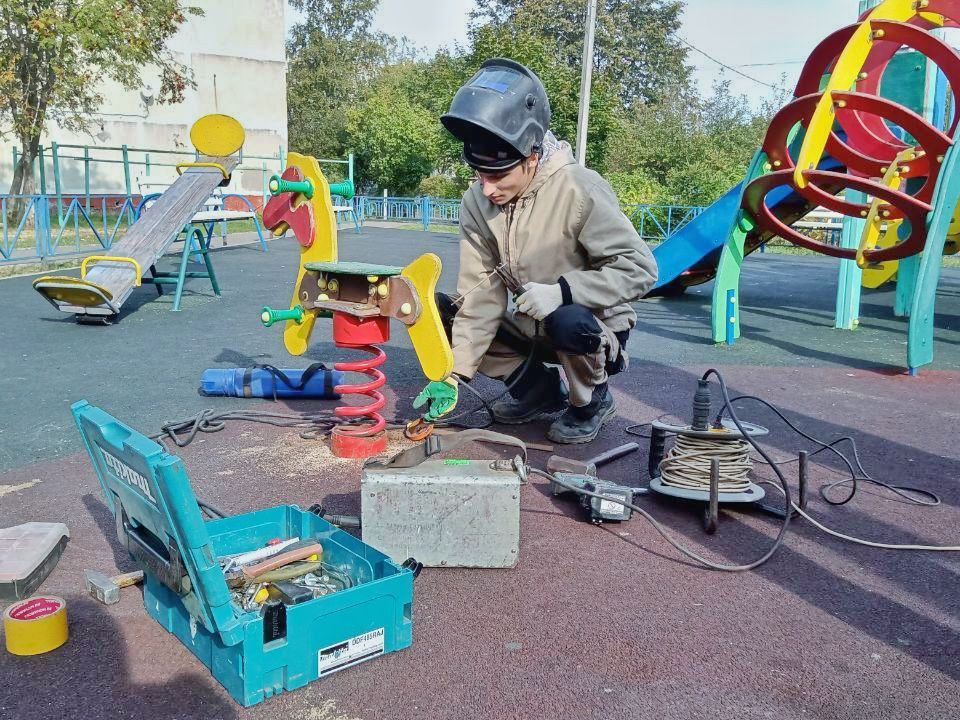 Элементы игровых площадок отремонтировали на улице Гагарина в Чехове