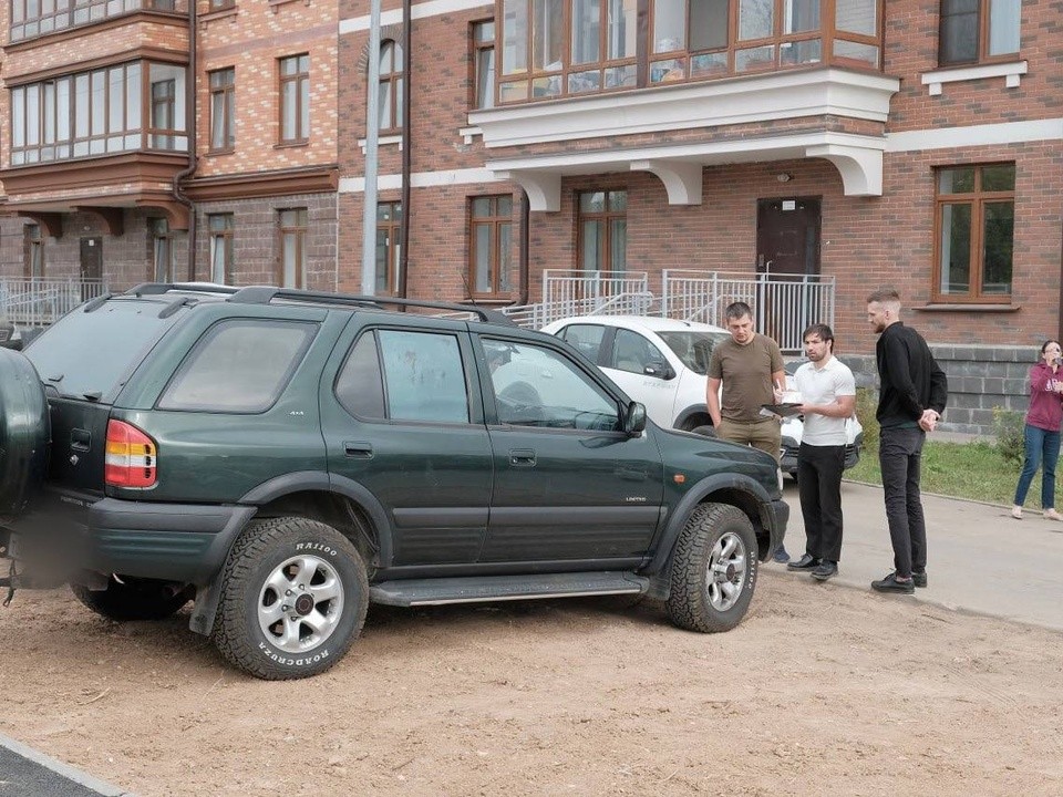 Двух автомобилистов оштрафовали в деревне Сабурово за парковку на газоне