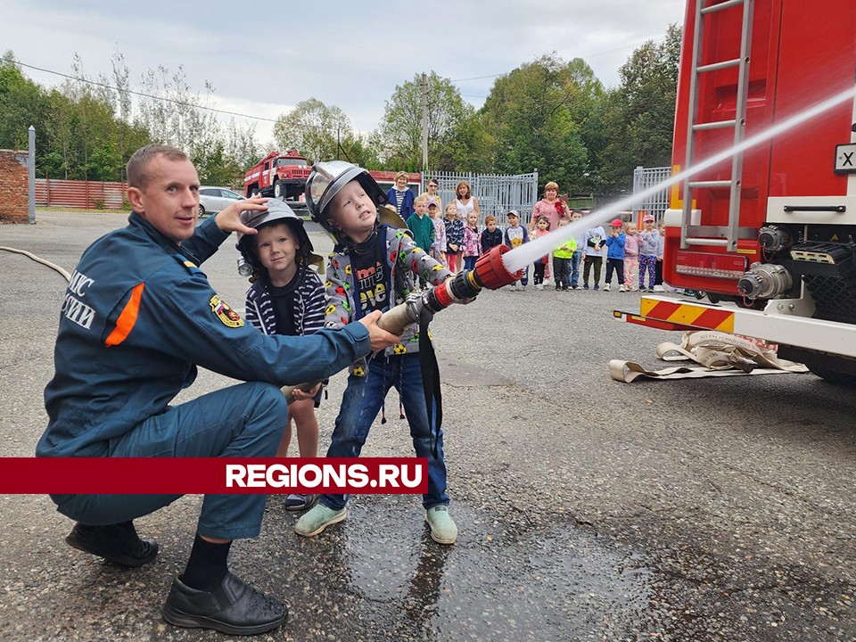 Детям в Красноармейске рассказали, как большой красный «танк» помогает пожарным в работе