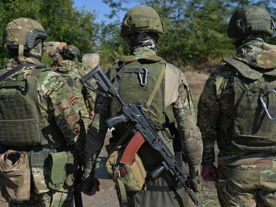 В пункте отбора на военную службу в Балашихе добровольцы проходят огневую и боевую подготовку