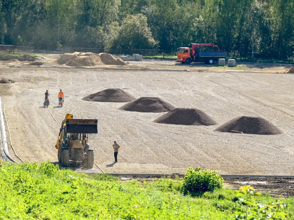 Футбольное поле в мкр-не Ферма уже готово позеленеть от нового газона