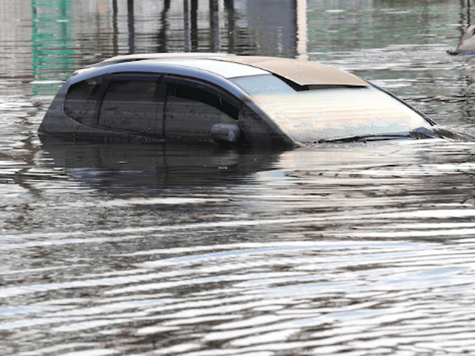 В Наро-Фоминске водитель автомобиля не справился с управлением и съехал в реку